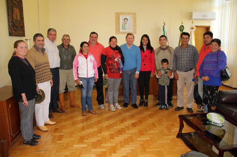 MORADORES DA VILA SCHARDONG VISITAM O PREFEITO